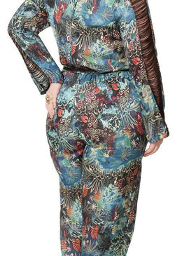 MARCA: LEPOQUEMacacão Plus Size em Chiffon Satin Estampado com detalhe mangas em franja.Composição do Produto: 100% Poliéster Importante:- Os acessórios utilizados na produção das fotos não acompanham o produto.  