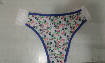Linda calcinha em microfibra estampada com laterais de renda 