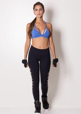 Calça fuso lisa com recortes deixando a peça mas fashion. Fabricada com tecido Poliamida com Uv Protection 50+. Proporciona ótima sustentação com elasticidade equilibrada.O conforto térmico... 
