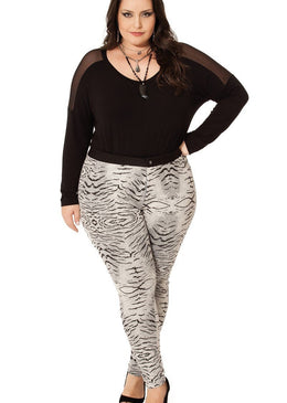 MARCA: LEPOQUECalça Plus Size em Malha Arnes Estampado com Cós em Neoprene Liso e botão de metalComposição do Produto: 54% Poliéster 32% Algodão 11% Viscose 3% ElastanoImportante:- Os acessórios... 