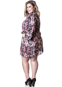 Marca: LepoqueVestido Plus Size Cetim Gloss Estampado com IlhosesComposição do produto: 100% poliésterImportante:- Os acessórios utilizados na produção das fotos não acompanham o produto.  