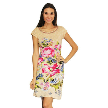 Vestido confeccionado em tecido 100% poliester para maior versatilidade da peça. Estampa floral com cores principais sendo Rosa, nude e creme, manga curta, acabamento em... 
