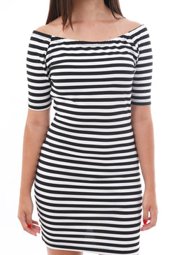Vestido ombro a ombro listradoTecido suplexComposição: 92% poliester 8% elastanoMedidas: P: Busto 86 cm / Cintura 74 cm / Quadril 88 cm / Comprimento 75 cm /... 