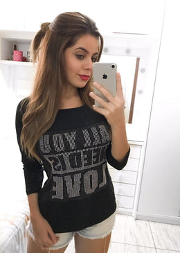Despojada e delicada essa blusa é ideal para dias frescos, deixando seu visual moderno e divertido com o mix de texturas, combine com peças básicas.96%... 