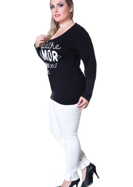Marca: BerthageBlusa Plus Size Viscolycra com EstampaComposição do produto: 94% viscose 6% elastanoImportante:- Os acessórios utilizados na produção das fotos não acompanham o produto.  