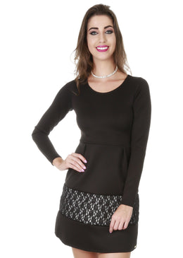 Vestido manga longa neoprene original Para estar sempre impecável! Vestido de neopreno com delicado detalhe em renda, Com mangas longas,  decote redondo e saia evasê... 