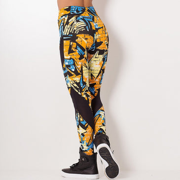 *Calça Legging Fitness*Cós médio duplo com elástico*Com detalhe de telinha cor Preta*Estampada estilo Grafite*Confecionada em Suplex sem transparenciaA modelo veste tamanho M .    tamanhos M... 