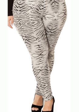 MARCA: LEPOQUECalça Plus Size em Malha Arnes Estampado com Cós em Neoprene Liso e botão de metalComposição do Produto: 54% Poliéster 32% Algodão 11% Viscose 3% ElastanoImportante:- Os acessórios... 