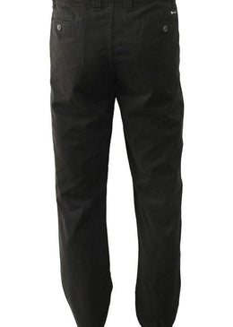  Calça masculina preta confeccionada em sarja, Lisa, com passantes no cós para melhor ajuste, fechamento por botão e zíper no entremeio, bolsos faca na frente... 