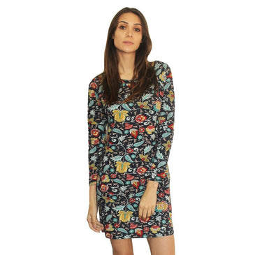 Vestido confeccionado em viscose e elastano para maior versatilidade da peça. Estampa floral com cores principais sendo azul, amarelo, e vermelho, manga longa, acabamento em... 
