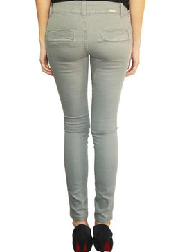 Calça feminina modelo skinny, confeccionada em Sarja. Lavagem délavê, com passantes grandes no cós largo para melhor ajuste, fechamento por dois botões e zíper no... 