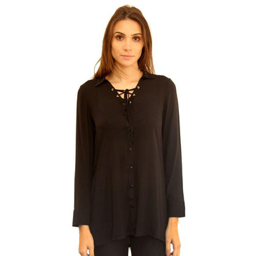 Camisa confeccionada em tecido de viscose, para garantir a versatilidade da peça. Lisa, manga longa, gola polo, possui acabamento em costura no tom,  e decote... 