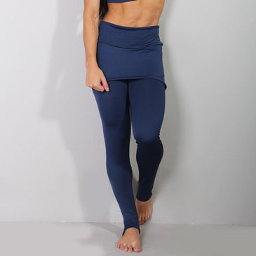Calça fusô em poliéster liso com saia tapa bumbum embutido e tira nos pés
Marca: Carioca Fit 
Composição: 90% Poliéster 10% Elastano. 