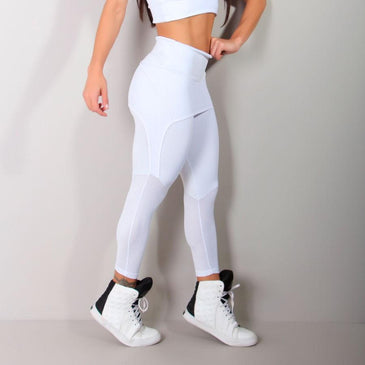Calça legging fitness feminina confeccionada com suplex de poliéster com saia tapa bumbum em tela de poliamida.  Marca: Carioca Fit Composição: 90% Poliéster e 10%... 