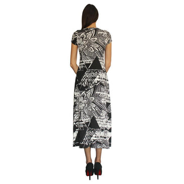 Vestido confeccionado em viscose e elastano para maior versatilidade da peça. Estampado com arabescos e formas geométricas em preto e branco, com decote arredondado, mangas... 