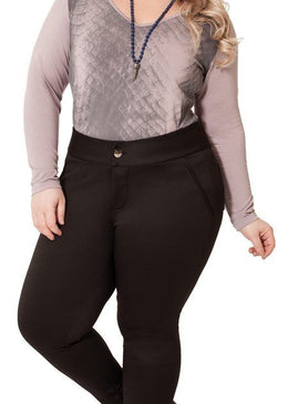 MARCA: LEPOQUECalça Plus Size em Neoprene com botão na cor chumbo.Composição do Produto: 92% Poliéster 8% ElastanoImportante:- Os acessórios utilizados na produção das fotos não acompanham o... 