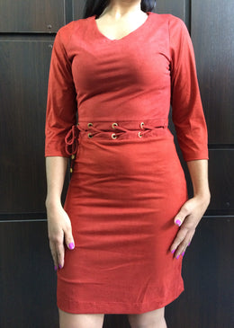 Vestido Sued detalhe cinto ilhós composição 95,50% Poliéster 4,50 Elastano   