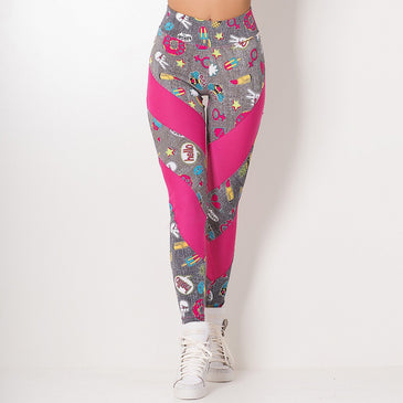 *Calça Legging Fitness*Cós médio duplo com elástico*Com detalhe de telinha cor Pink*Estampada estilo Hello Girls*Confecionada em Suplex sem transparenciaA modelo veste tamanho M.   composições 84% Poliéster... 