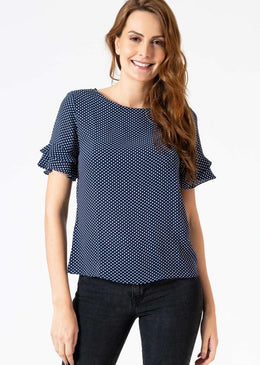 Blusa de crepe estampada de poá com babados nas mangas.Para um look descontraído!  Tabela de medidas:  P= 36 M= 38 G= 40 GG= 42 Composição: ... 