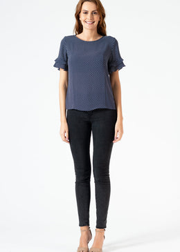 Blusa de crepe estampada de poá com babados nas mangas.Para um look descontraído!  Tabela de medidas:  P= 36 M= 38 G= 40 GG= 42 Composição: ... 