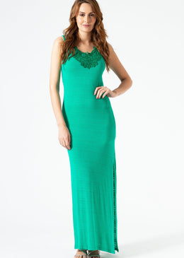 Vestido longo de malha com aplicação de bordado no decote. Possui forro mais curto  Tabela de medidas:  P= 36 M= 38 G= 40 GG= 42... 