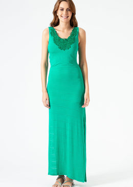 Vestido longo de malha com aplicação de bordado no decote. Possui forro mais curto  Tabela de medidas:  P= 36 M= 38 G= 40 GG= 42... 