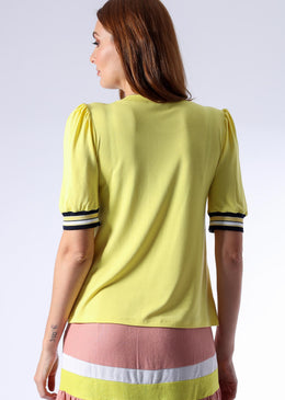   Linda T-shirt com punho e detalhe de listras na mangaDecote: U Veste super bem ao corpo, ideal para complementar look fashion ou também para... 