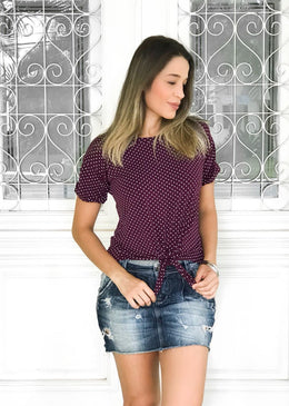 T-shirt de poa com nozinho na frente, detalhe com manga dobradinha. Peça atual e moderna, deixa seu look bem descontraído, use com tenis para dar... 