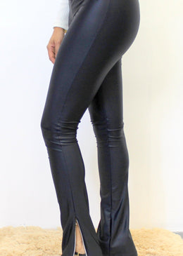 Calça super tendência da estação de cirrê com ziper na barra. O novo modelo é estiloso e permite que você componha o look de diferentes... 