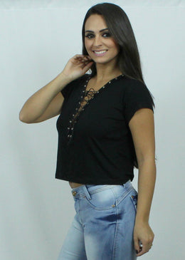 Cropped de Viscolycra com decote trançado de ilhós. Soltinho no corpo e com caimento perfeito.Decote em ilhós é super tendência para o verão.TamanhoP - Veste manequim 36/38 