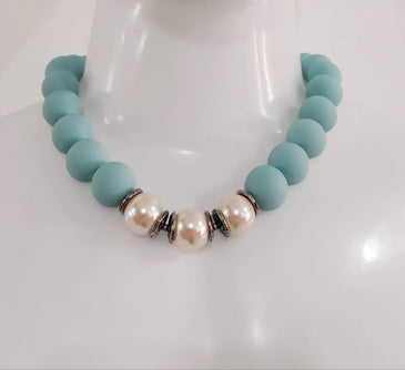 Conjunto Brinco E Colar de Bola Azul Bebê. DESCRIÇÃO DO PRODUTO:Marca: FEITO A MÃO BIJUTERIAS FINASMateriais:  bola emborrachada na cor azul bebê, pérola de resina e detalhes... 