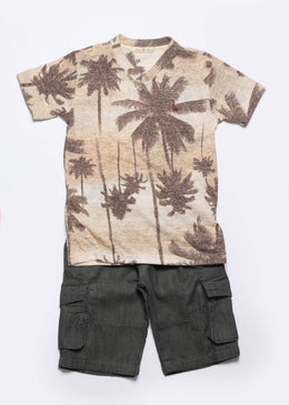 Conjunto Infantil Doc Kids Cinza, Camiseta com estampa de coqueiro, decote v, manga curta, bordado da marca no peito esquerdo.Composição: Camiseta: 66% Poliéster 34% Algodão.Bermuda:... 