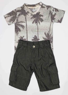 Conjunto Infantil Doc Kids Cinza, Camiseta com estampa de coqueiro, decote v, manga curta, bordado da marca no peito esquerdo.Composição: Camiseta: 66% Poliéster 34% Algodão.Bermuda:... 