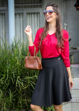 Blusa em Viscolycra com uma prega macho no decote frente, ótimo caimento. 