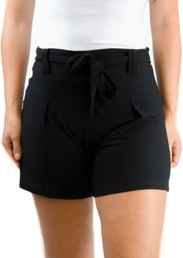 Lindo short de viscolycra de cintura alta com cinto para amarração frontal, preto. Modelo super confortável, versátil, fresquinho e a cara do verão. Pode ser... 