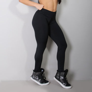 Calça Legging Fitness para academia confeccionada em suplex de poliester na cor preta com cós de tamanho médio. Liberdade em seus movimentos com qualidade e... 