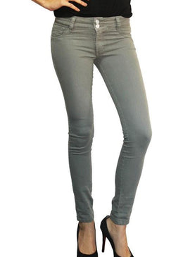 Calça feminina modelo skinny, confeccionada em Sarja. Lavagem délavê, com passantes grandes no cós largo para melhor ajuste, fechamento por dois botões e zíper no... 