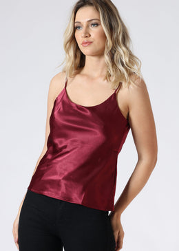 Blusa de alcinha de cetim com tiras nas costas. Perfeita para levantar qualquer produção, vai do trabalho ao happy hour. Dica: para um look de trabalho... 