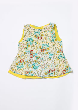 Conjunto Infantil Doc Kids, composto por blusa estampada na cor branco, confeccionada em tecido plano, com fechamento traseiro por botões e shorts confeccionado em jeans,... 
