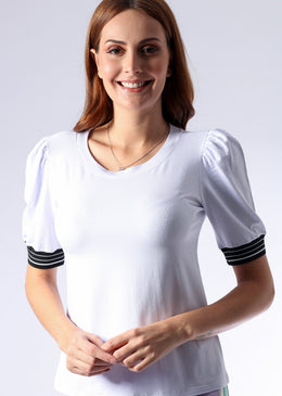   Linda T-shirt com punho e detalhe de listras na mangaDecote: U Veste super bem ao corpo, ideal para complementar look fashion ou também para... 