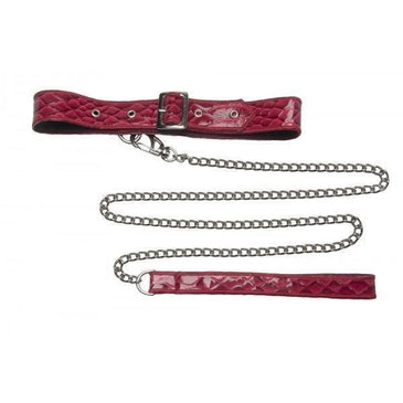Para fetiches de submissão e entrega esta coleira em couro sintético é a escolha perfeita. Com detalhes em metal possui guia para passeios e comandos.... 