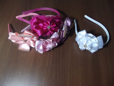 KIT 10 TIARAS EM ARCO DE CABEÇA MENINA  Diversas Cores e Modelos Diversas Flores e Laços >>>Sem Opção de escolha de cores e modelos<<< Tamanho ideal para crianças até... 