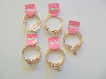 Kit com 03 Jogos DE PULSEIRAS INFANTIL para MENINAS SUA FILHA LINDA E SUPER FASHIONCOM NOSSAS PULSEIRAS!! INCRÍVEIS E LINDAS PULSEIRAS!!SUA FILHA VAI ARRASAR COM ELAS!!!SERÁ ENVIADO 03... 