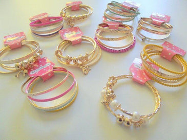 Kit com 03 Jogos DE PULSEIRAS INFANTIL para MENINAS SUA FILHA LINDA E SUPER FASHIONCOM NOSSAS PULSEIRAS!! INCRÍVEIS E LINDAS PULSEIRAS!!SUA FILHA VAI ARRASAR COM ELAS!!!SERÁ ENVIADO 03... 
