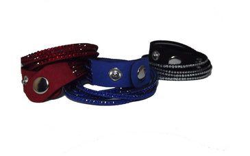 Kit com 06 Pulseiras em Couro Sintetico com Brilho e Botão LINDÍSSIMAS PULSEIRAS EM COURO SINTÉTICO COM BRILHOS COLORIDOS CONFORME A COR DA PULSEIRA! PULSEIRA COM VÁRIAS VOLTAS... 