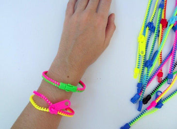 Kit com 12 Pulseiras de Ziper Coloridas As Cores serão enviadas sortidas e variadas Pulseiras super descoladas e modernas Material: PlásticoComprimento: 18 cmCores: Aleatórias (SEM OPÇÕES DE ESCOLHA) 