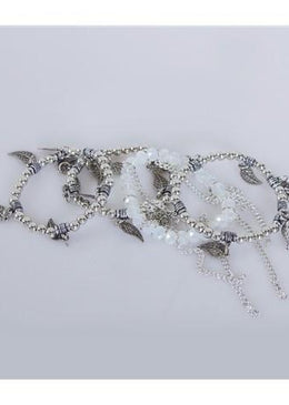 Kit de pulseiras diversas com franja prata e pingentes em formato de folhas. Material: Metal e pedras. Dimensões: 5x5 Peso: 46 gramas. 