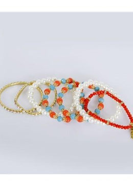Kit de Pulseiras Diversas com pedras e pingentes (olho grego e hansá) laranja e dourada e pérolas. Material: Metal e pedras. Dimensões: 6x6  Peso: 39... 