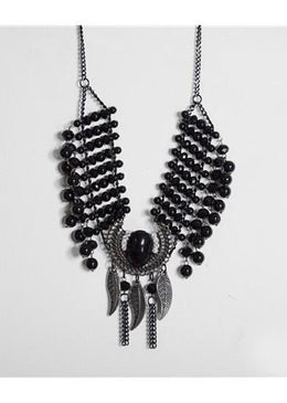 Maxi colar preto com pedras preta e pingentes em formato de folha prata. Material: Metal e pedras. Dimensões: 25x13 Peso: 86 gramas. 