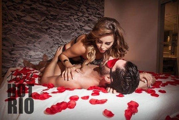 Caixa com 100 pétalas. Com fragrância afrodisíaca e no formato de pétalas de rosas, dá um toque romântico àquele momento especial. Utilize em decorações românticas. Podem... 